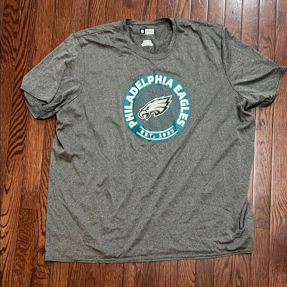 Gray Short Sleeve Philadelphia Eagles Tee with Graphic Design